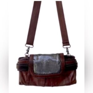 BCBG MAXAZRIA  Brown leather crossbody bag sequence front magnetic